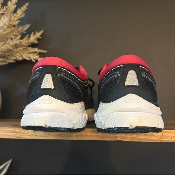 Brooks Women's Black and Red Athletic Sneaker Running Shoes Size 6 - Picture 4 of 7